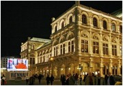 Der Viennale-Screen bei der beeindruckend beleuchteten Staatsoper